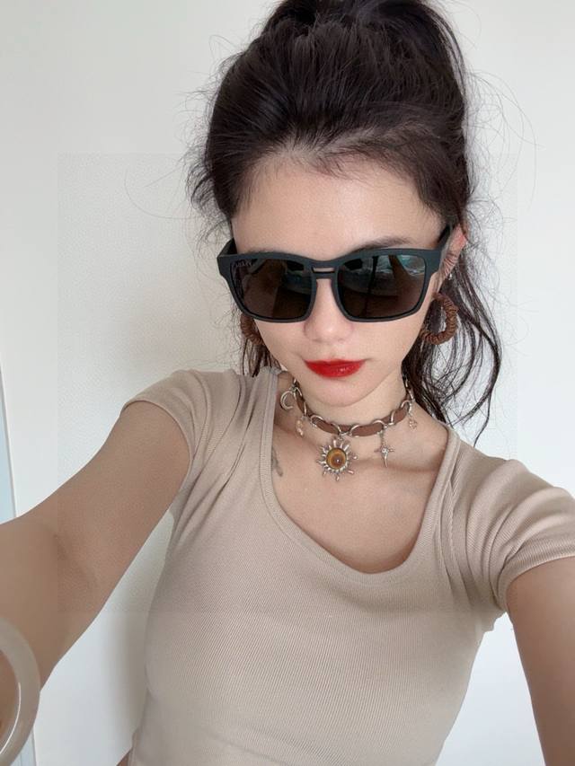 普拉达 方框太阳镜墨镜经典的方框设计，不挑脸型，无论怎么搭配都非常显气质 预防紫外线 型号：型号：P1980