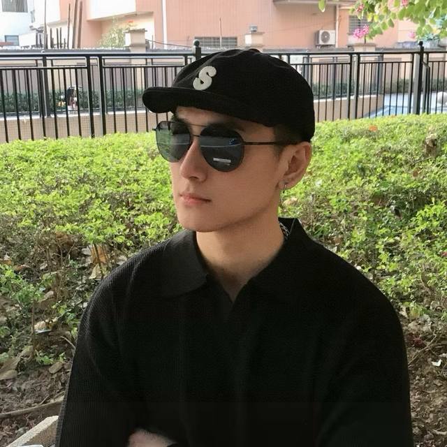 Lv 男款炫彩飞行员偏光太阳镜 材质：高清尼龙加厚卡槽高清偏光镜片 无边框镜架颜型号：L08901