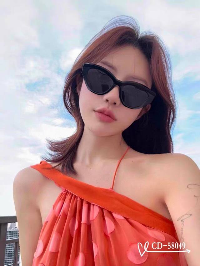 法国迪奥-Dior . 宝丽来树脂偏光镜片 . Tr90镜架轻便佩戴舒适 . Size 58-17-142， . 款太阳镜减轻强光负担，遮挡有害光线防辐射，出行