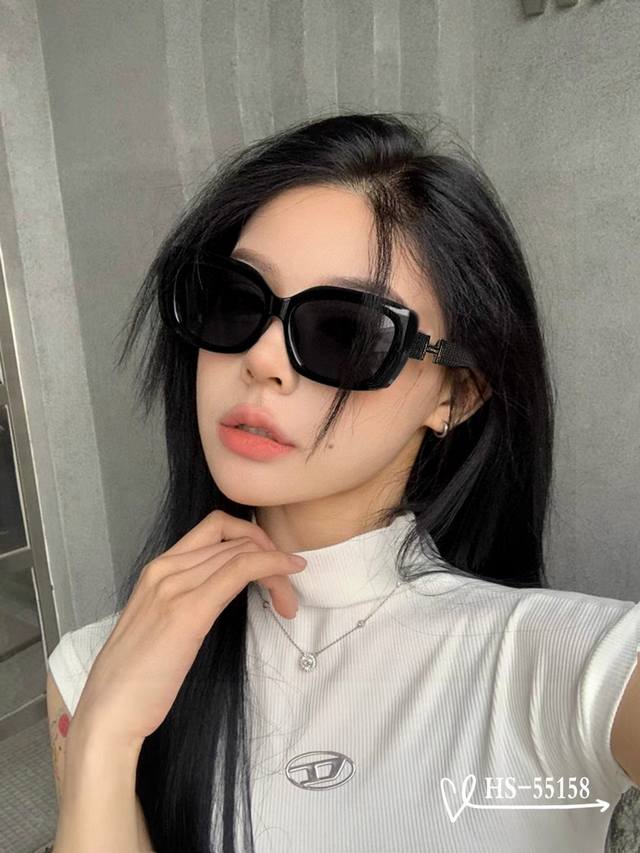 爱马仕-Hermes . 宝丽来树脂偏光镜片 . Tr90镜架轻便佩戴舒适 . Size：59-13-147， . 新款太阳镜减轻强光负担，遮挡有害光线防辐射，