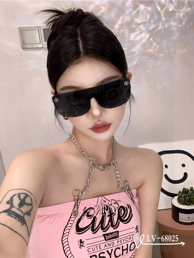 路易威登-Lv . 宝丽来树脂镜片 . Tr镜架轻便佩戴舒适 . Size：65-13-145 . 新款太阳镜减轻强光负担，明星同款，遮挡有害光线防辐射，出行旅