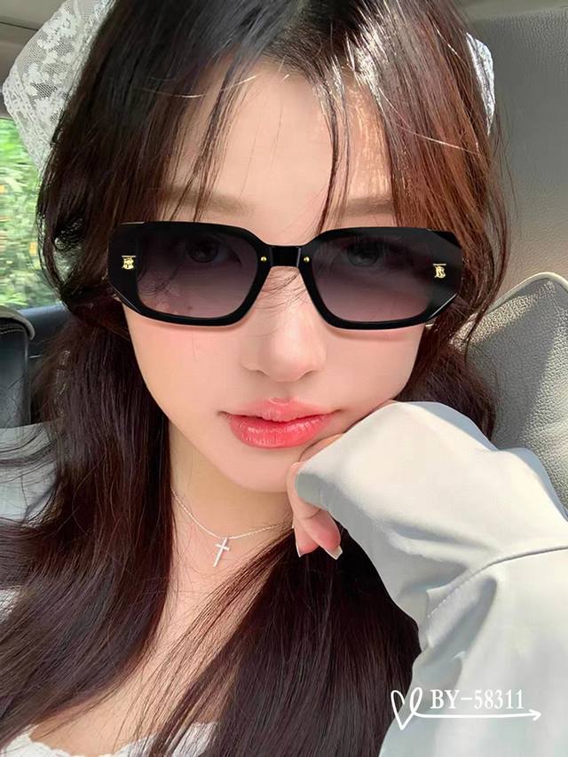 Burberry-巴宝莉 . 宝丽来树脂偏光镜片 . Tr镜架轻便佩戴舒适 . Size：61-15-150 . 新款太阳镜明星同款，减轻强光负担，遮挡有害光线