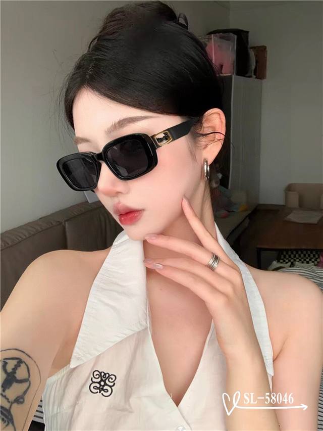 圣罗兰-Ysl . 宝丽来树脂高清镜片 . Tr90镜架-轻便佩戴舒适 . Size：57-16-148， . 新款Ysl家太阳镜减轻强光负担，遮挡有害光线防辐