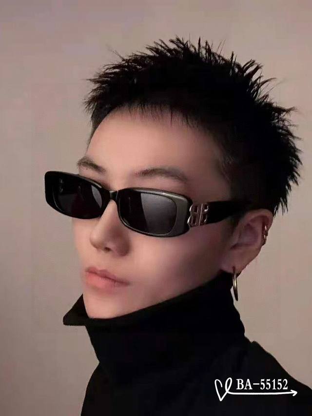 巴黎世家-Balenciaga . 宝丽来树脂镜片 . Tr镜架轻便佩戴舒适 . Size：65-13-145 . 新款太阳镜减轻强光负担，明星同款，遮挡有害光