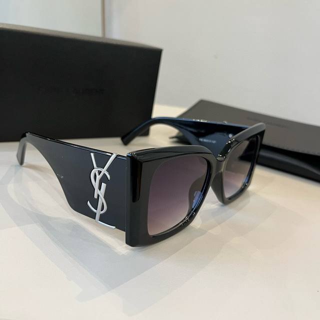 Ysl圣罗兰太阳镜，真是爱了爱了，上脸那气场拿捏的死死,巨显脸小，眼镜大单一点也不重，镜腿幅度设计的刚刚好，佩戴轻盈舒适！