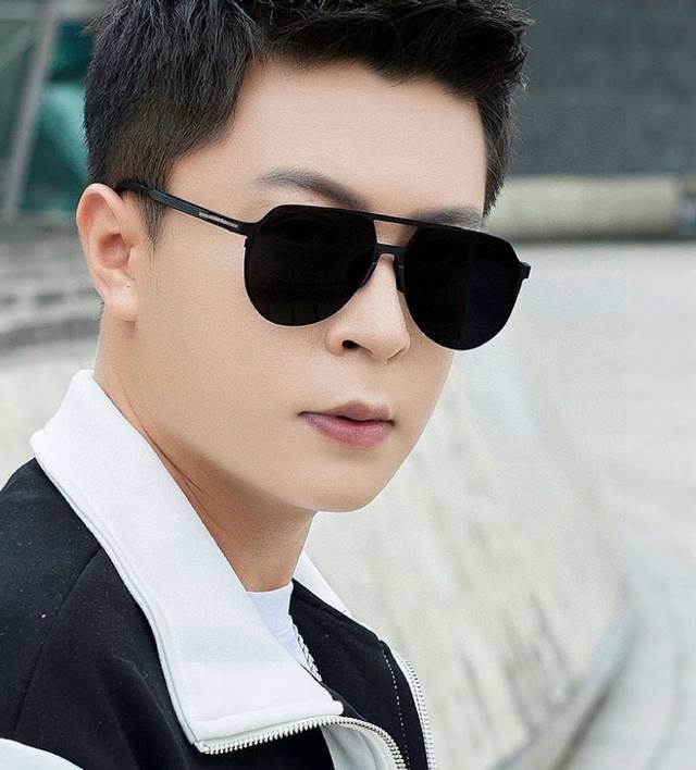 Gucci 男款炫彩飞行员偏光太阳镜 材质：高清尼龙加厚卡槽高清偏光镜片 无边框镜架颜型号：G5807