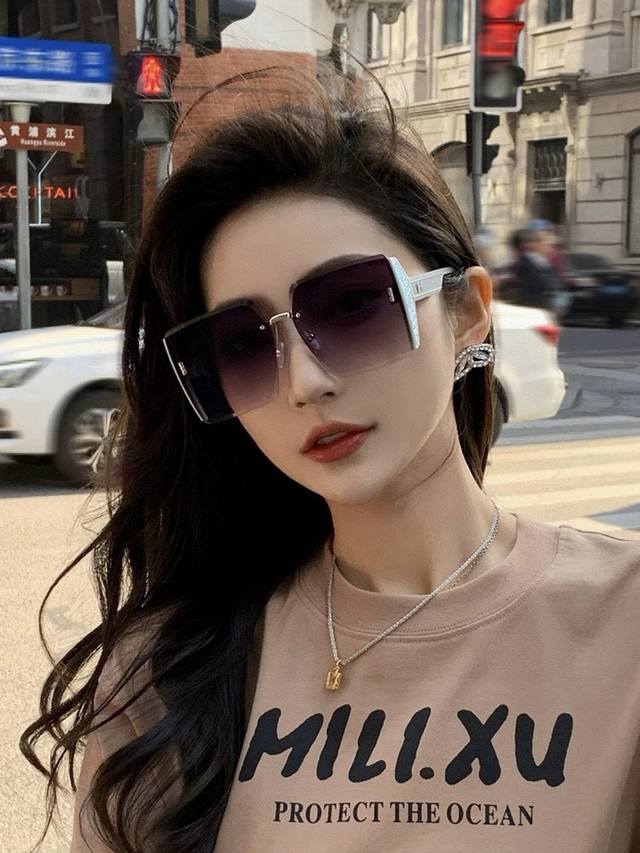 Dior 2025新款女士方框太阳眼镜 开车墨镜 新款金属无框太阳镜 时尚大方 舒适轻盈 精致奢华 超轻 型号：D4101