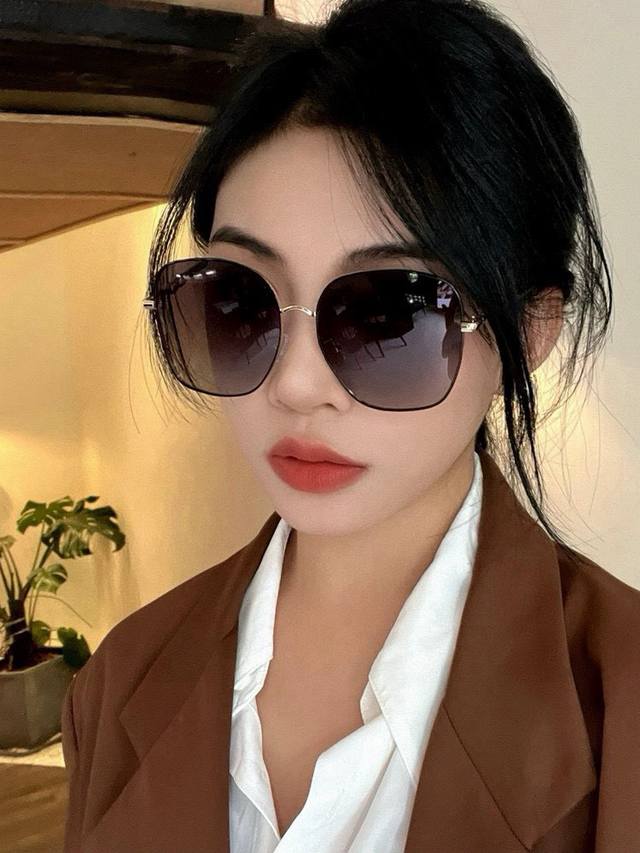 Chanel 香奈儿 2025新款山茶花潮流爆款 时尚圆框高清偏光太阳镜 佩戴舒适 网红潮款墨镜 型号：Ch5239