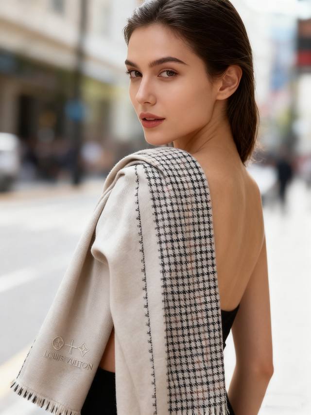 Lv路易威登格子刺绣极品硬货品质极好极好的[流泪]可以Pk专柜的最极品的品质经典大幅 Monogram 是个人都见过的一款 可是你未必见过最高端的女人的衣柜里面