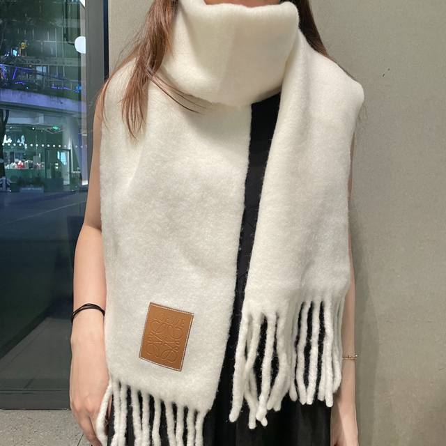 2025年罗意威超美新款马海毛围巾！超级推荐入手！ 质感好货！主打的马海毛围巾~据说超难买哦！！打了好多次版！终于出货 最接近原版 进出专柜无压力做工非常精致，