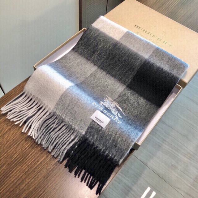 怒推走量新款重磅推荐巴宝莉官网最新款 100%顶级山羊绒材质非常保暖 柔软亲肤，不扎脖经典巴宝莉格纹设计男女通用情侣款尺寸32*180Cm中性款男女各自选择自己