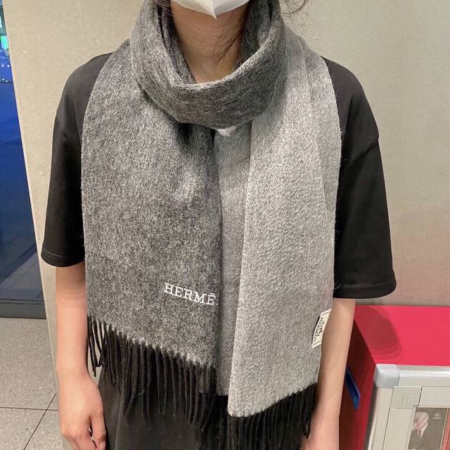新色到 怒推走量双面爱马仕新款重磅推荐官网最新款 100%顶级山羊绒材质非常保暖 柔软亲肤，不扎脖经典双色设计尺寸32*180Cm人人都应该拥有一条