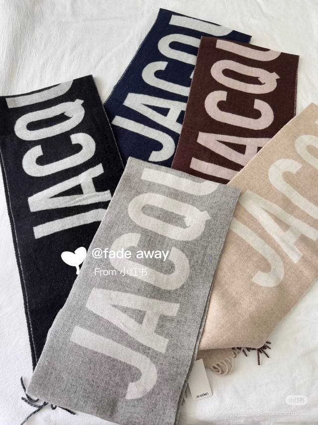 Jacquemus 双面围巾今年真的被疯狂种草 今年冬天就非宠这条 好看的要疯掉了，太有型太有魅力了非常斯文时尚的秋冬单品！真的很喜欢，非常Classical的
