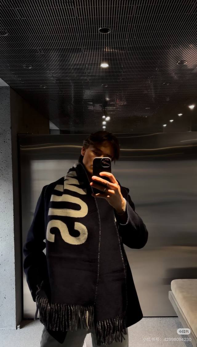 Jacquemus 双面围巾今年真的被疯狂种草 今年冬天就非宠这条 好看的要疯掉了，太有型太有魅力了非常斯文时尚的秋冬单品！真的很喜欢，非常Classical的