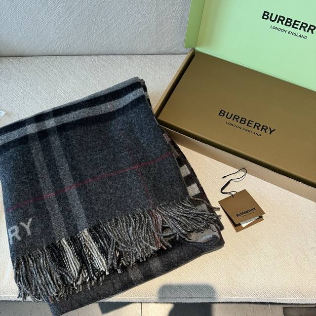 Burberry史上最牛掰的原单货，双面斗篷经典中的经典.这批原单全包.本来订制出口单.但是不明原因被扣留，Qc并于透露滞留原因介绍这款Ab面效果很难织造预计专