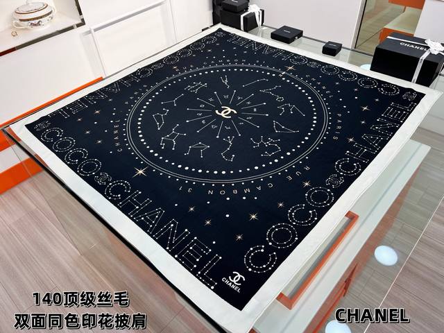 特 Chanel ~25秋冬新品～ 十二星座系列 140双面丝毛披肩 手工卷边丝毛方巾 30%桑蚕丝70%羊毛 这款经典单品展现强大而迷人的女性魅力精髓。此14