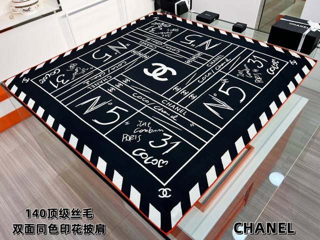 特 Chanel ~25秋冬新品～ 双C字母涂鸭 140双面丝毛披肩 手工卷边丝毛方巾 30%桑蚕丝70%羊毛 这款经典单品展现强大而迷人的女性魅力精髓。此14