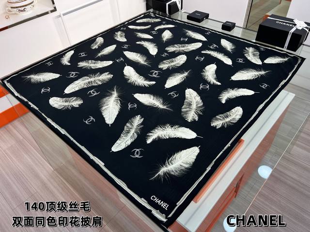 特 Chanel ~25秋冬新品～ 贵妇羽毛系列 140双面丝毛披肩 手工卷边丝毛方巾 30%桑蚕丝70%羊毛 这款经典单品展现强大而迷人的女性魅力精髓。此14