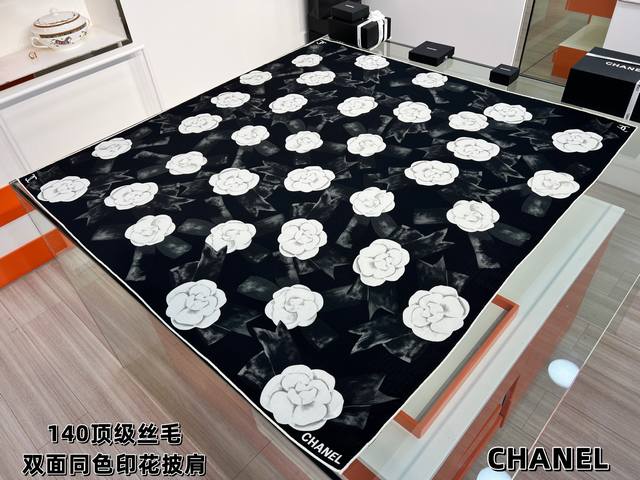 特 Chanel ~25秋冬新品～“山茶花与蝴蝶结” 140双面丝毛披肩 手工卷边丝毛方巾 30%桑蚕丝70%羊毛 这款经典单品展现强大而迷人的女性魅力精髓。此