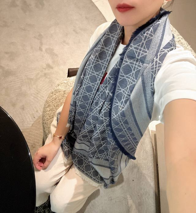 高段位！是Dior的女人！经典藤格纹新演绎！！ 实物有被惊艳到！！Dior今年25秋冬新出的Cannage藤格纹披肩，采用轻盈的羊毛、桑蚕丝和羊绒混纺面料精心制