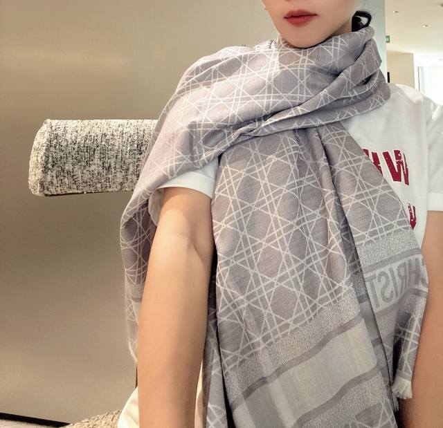 高段位！是Dior的女人！经典藤格纹新演绎！！ 实物有被惊艳到！！Dior今年25秋冬新出的Cannage藤格纹披肩，采用轻盈的羊毛、桑蚕丝和羊绒混纺面料精心制