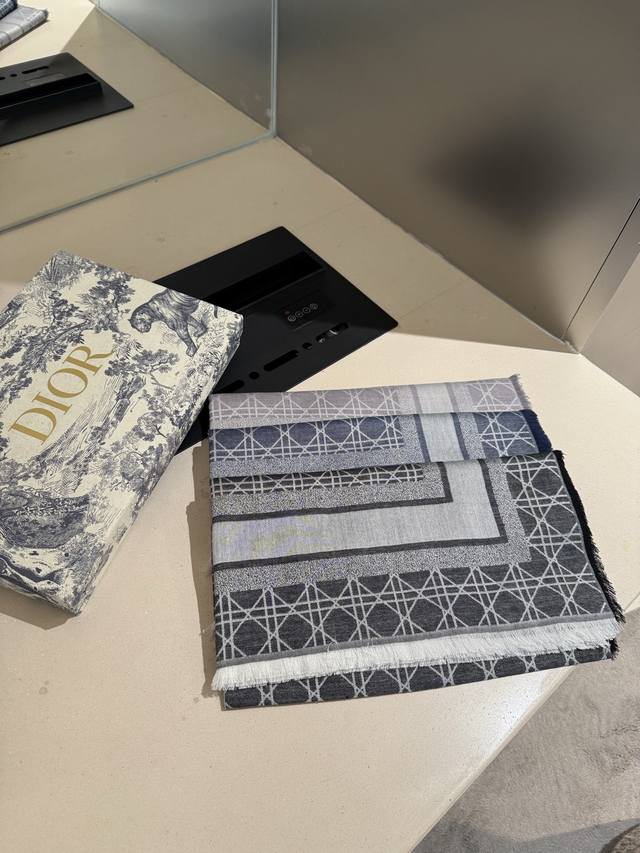 高段位！是Dior的女人！经典藤格纹新演绎！！ 实物有被惊艳到！！Dior今年25秋冬新出的Cannage藤格纹披肩，采用轻盈的羊毛、桑蚕丝和羊绒混纺面料精心制