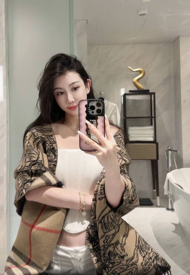 高版本Burberry 匠心巨作 经典大格双面提花羊绒围巾完全等于2条围巾品牌首席创意总监Riccardo Tisci 最喜爱的标志之一。专柜热卖的新款，非常厚