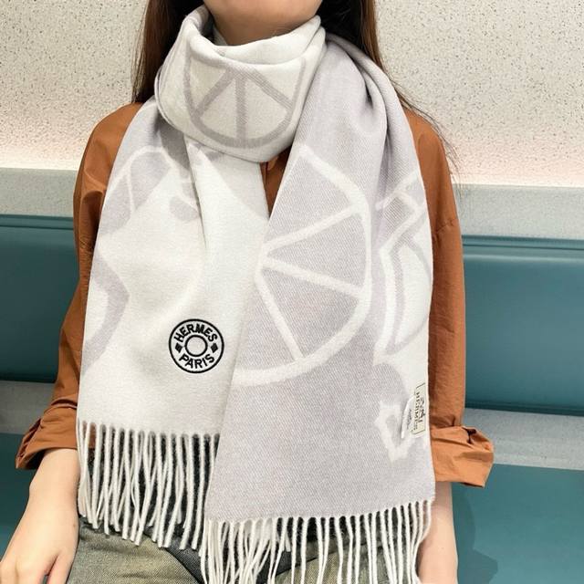 上新2025爱马仕男女款围巾且买且珍惜~都是出口订单所以比较难遇东西讲究少而精好看的一定要收这款H家女士围巾，款式很有女性魅力是男女款里非常Classical的