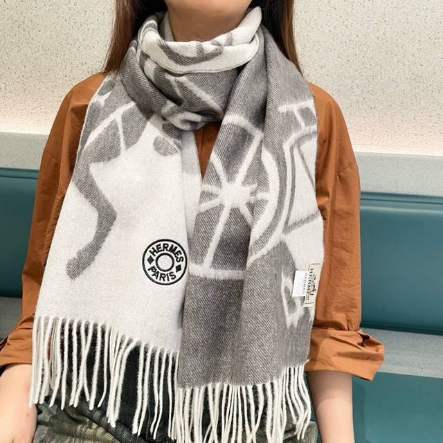 上新2025爱马仕男女款围巾且买且珍惜~都是出口订单所以比较难遇东西讲究少而精好看的一定要收这款H家女士围巾，款式很有女性魅力是男女款里非常Classical的