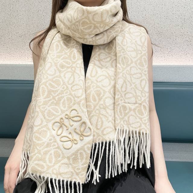 新款顶级原单中性款罗意威 Lw条纹长巾 很幸運拿到這個品牌的東西，真的不多見，很少在國內做訂單，款式真的少的可怜羅意威作為西班牙的頂尖奢侈品牌，秉承傳統，技藝，