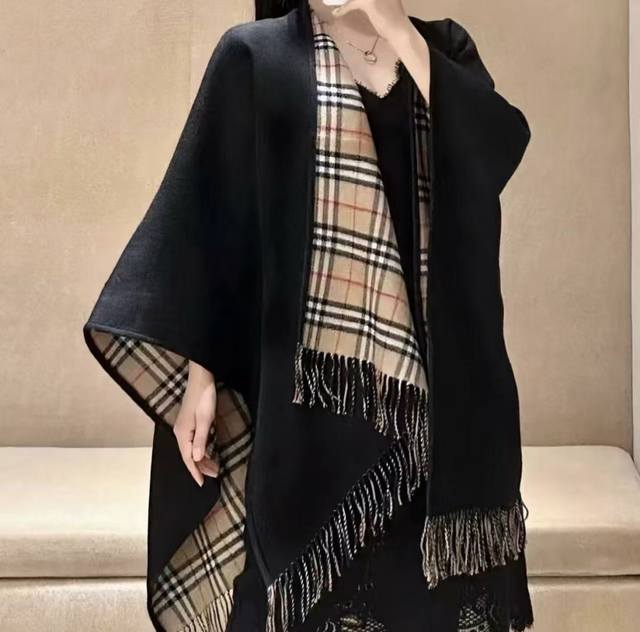 巴宝莉真真正正的福利！！ 尽管拿市面上任何一家的货来对比我家品质！ Bu史上最牛掰的原单货， 博柏利双面斗篷 经典中的经典.这批原单全包.本来订制出口单.但是不