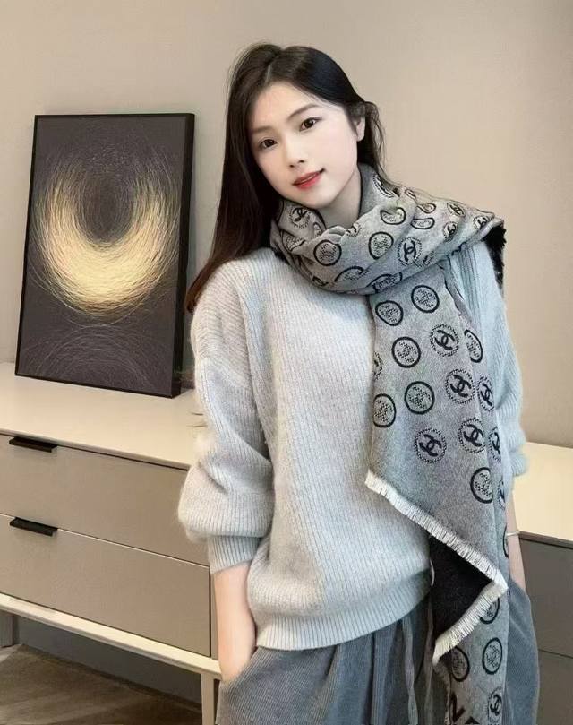 Chanel香家 高级舒适时髦气质，相信我的就收吧！香奈儿这款触动内心的柔美围巾，围巾配有双C光影下非常漂亮一般工厂P做不出这样的款，大气优雅 简单，成功人士追