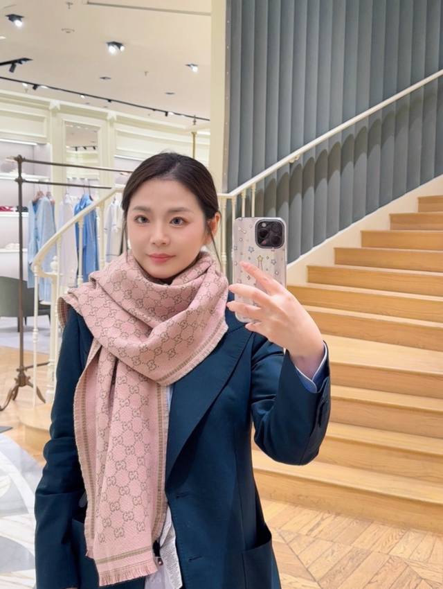 风格字母 *47Cm. %羊毛 饰以经典的 Gg 图案，该图案灵感源自最初的 Gucci 钻石菱格纹设计。双 G 字母交织图案于上世纪 70 年代首次亮相，至今