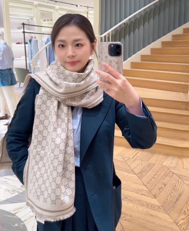 风格字母 *47Cm. %羊毛 饰以经典的 Gg 图案，该图案灵感源自最初的 Gucci 钻石菱格纹设计。双 G 字母交织图案于上世纪 70 年代首次亮相，至今