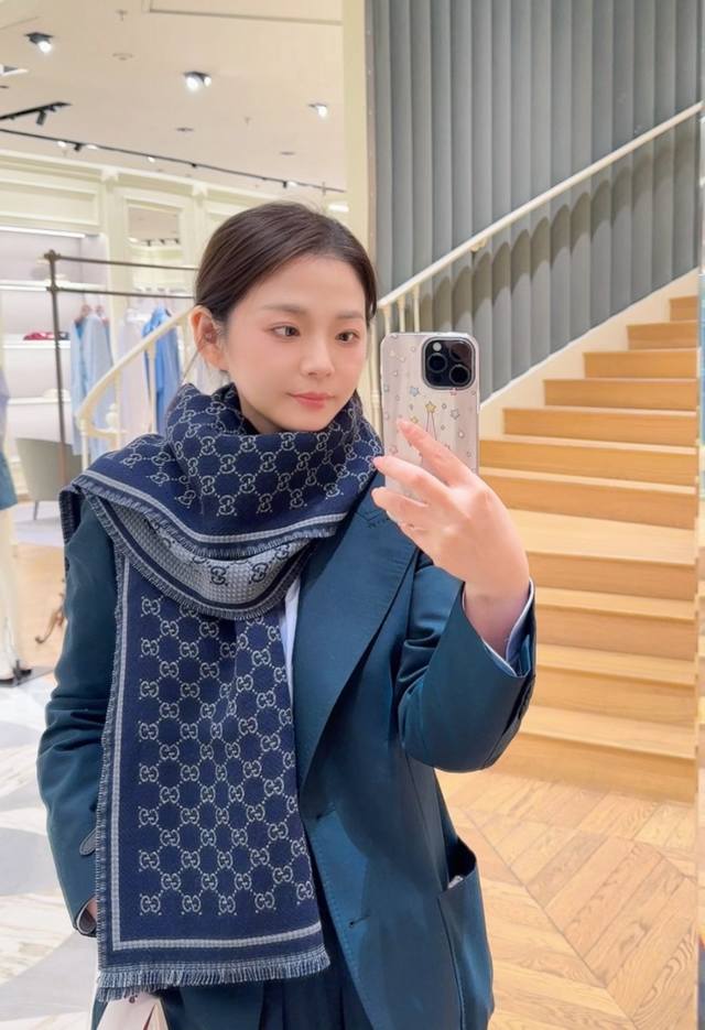 风格字母 *47Cm. %羊毛 饰以经典的 Gg 图案，该图案灵感源自最初的 Gucci 钻石菱格纹设计。双 G 字母交织图案于上世纪 70 年代首次亮相，至今