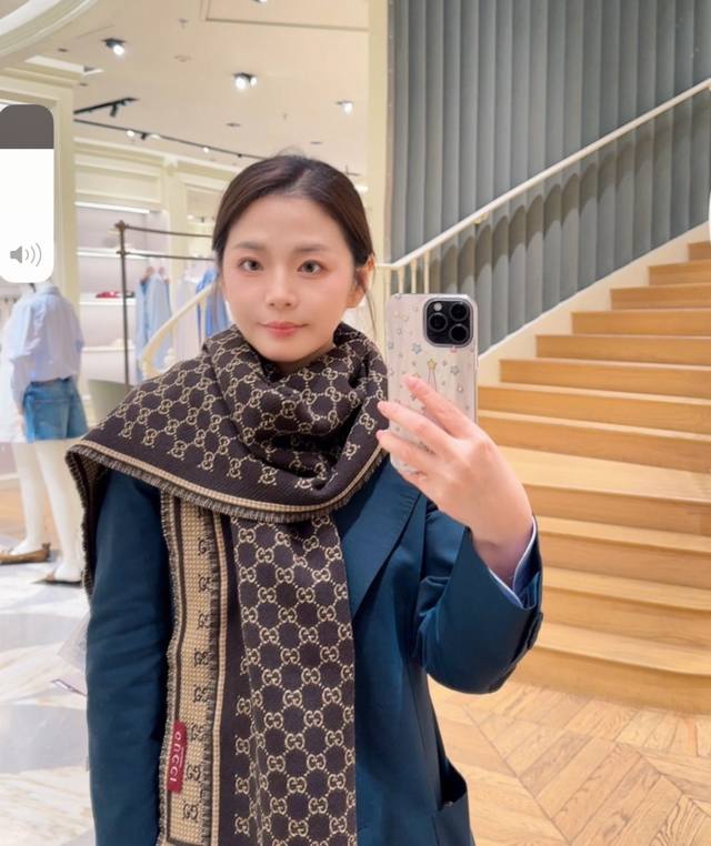 风格字母 *47Cm. %羊毛 饰以经典的 Gg 图案，该图案灵感源自最初的 Gucci 钻石菱格纹设计。双 G 字母交织图案于上世纪 70 年代首次亮相，至今