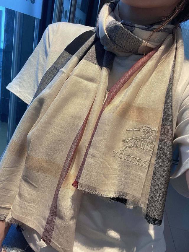 巴宝莉永远的时髦Burberry经典格薄款钻石纹丝绒围巾~难得的经典格，这样的格子真的每年看都觉得好看，今年更是复古时髦风的代表丝绒的面料，加密钻石纹纹路，纹路