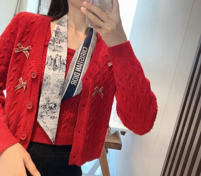 这款 Mitzah 丝巾采用白色和海军蓝色桑蚕丝斜纹面料精心制作，饰以彼得罗 鲁福 Pietro Ruffo 设计的苏格兰茹伊印花图案，以经典动物、历史符号和城