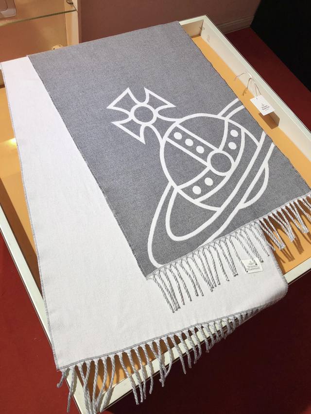 Rvw2401推荐Vivienne Westwood提花围巾 来自英国的高级时装品牌！采用山羊绒和羊毛混纺面料精心制作，环球Logo标识彰显现代精神。双面设计，