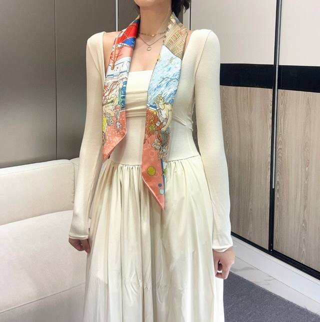 爱马仕旗舰”90方巾 手工卷边斜纹真丝方巾 %桑蚕丝 。 这款爱马仕的经典单品展现强大而迷人的女性魅力精髓。此90厘米方巾推陈出新，诠释无限的情感和自由，以别样