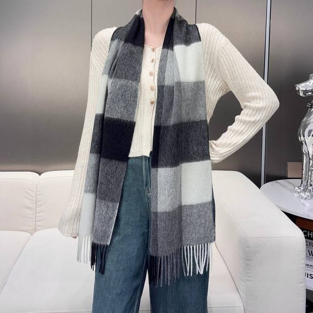 新款到！ 年巴宝利难得的高端男女同款款，非常正的围巾~面料大爱，非常柔软细腻舒服大气简约，超级好看的配色，任何男生女生都会喜欢的款吧，经典战马Logo非常精致的