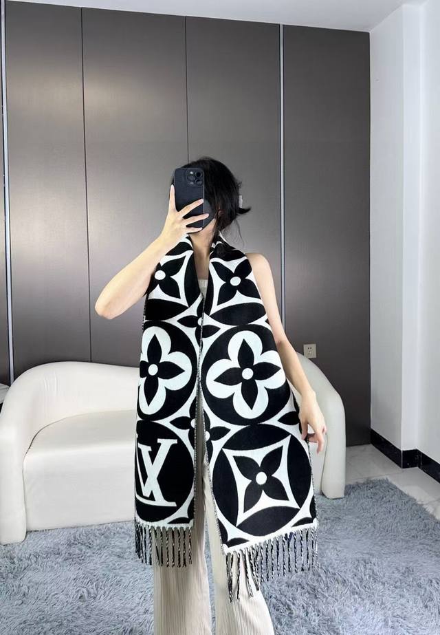 官网四色太好看了 大麻花也有新款了 新款围巾大号字母花卉彰显品再以纤长流苏饰边增添华美质感. 纯羊毛围裹舒适暖意，无惧隆冬时节的寒风侵袭。设计感觉偏年轻化了尺寸