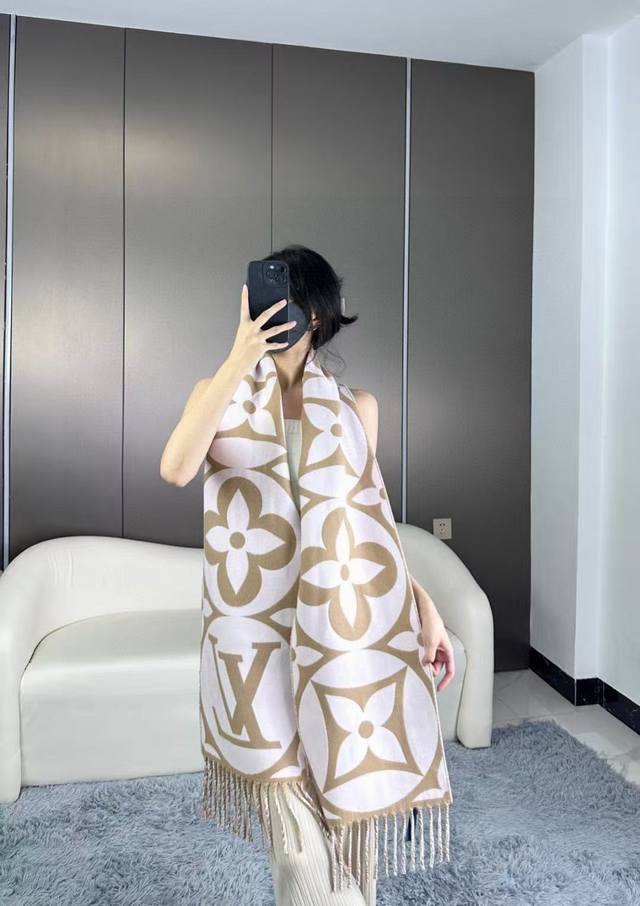 官网四色太好看了 大麻花也有新款了 新款围巾大号字母花卉彰显品再以纤长流苏饰边增添华美质感. 纯羊毛围裹舒适暖意，无惧隆冬时节的寒风侵袭。设计感觉偏年轻化了尺寸