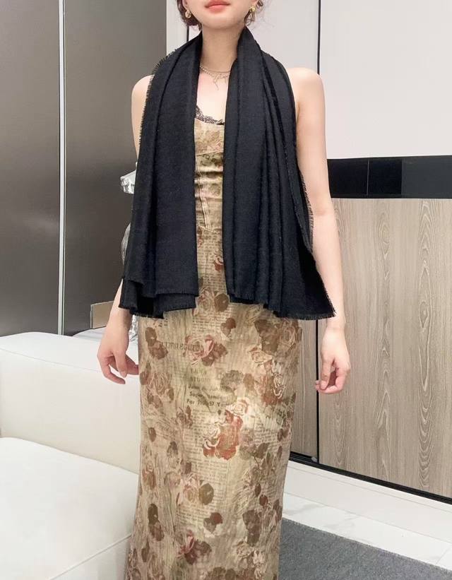 迪奥爆款到货 银线字母方巾140 原版1:1定制，质感精细风格成熟的围巾是众多造型的理想搭配，由珍贵的山羊绒裁制而成，饰有银丝线搭配D老花经典花纹图案织纹，柔软