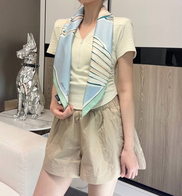 自由飞马”18Mm顶级真丝双面同色90方巾～Hermes 手工卷边斜纹真丝方巾 100%桑蚕丝 。这款爱马仕的经典单品展现强大而迷人的女性魅力精髓。此90方巾推