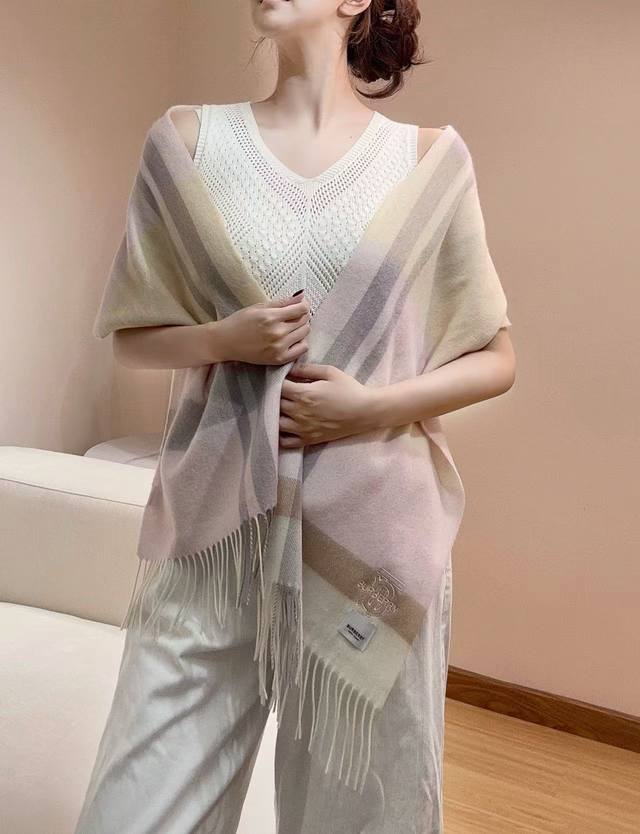 Burberry爆款上新 高端男女士围巾 Tb羊毛格纹 独家牛货 奢华尽在尺寸之间，高端品质具有超高羊绒品质才会被此品牌青睐这种精品是市场上及其少见的围巾，低调