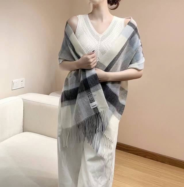 Burberry爆款上新 高端男女士围巾 Tb羊毛格纹 独家牛货 奢华尽在尺寸之间，高端品质具有超高羊绒品质才会被此品牌青睐这种精品是市场上及其少见的围巾，低调