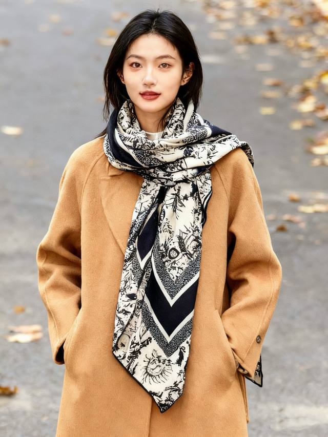 Dior 140丝绒双面同色印花披肩 这款 Dior 丝绒披肩以彼得罗鲁福 Pietro Ruffo 设计的Papillon 以优雅而梦幻的设计彰显精美的图案。