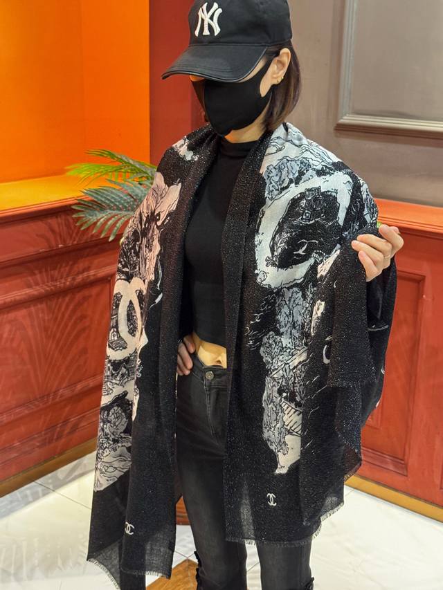 会发光发亮的围巾 2025秋冬高级成衣系列～Chanel 此系列谱写一曲自由轻灵的赞歌 本系列作品创新演绎品牌的风格符号 尽显无拘无束的自信魅力 优雅浪漫的风格