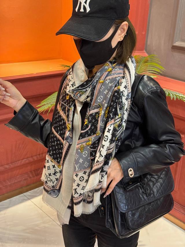 上新 Lv 旅行包款～ 新款羊绒专柜同步这个Size不大不小特别好搭配，品质超级好拿到手就会懂的高端品质，高端细节所见即所得重磅巨献Vip客户必入推荐100%顶